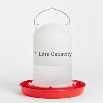 Plastic Poultry Chick Waterer & Feeder Kit – 1 Litre Capacity with Handle – Safe Anti-Drowning Design – For Chicks, Ducks, Quail & Small Pets (18 × 18 × 20 cm)